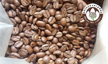 焙煎されたアラビカ種とピーベリー種を混ぜたコーヒー