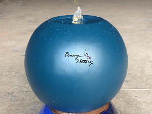 青いボールポリストーンの噴水