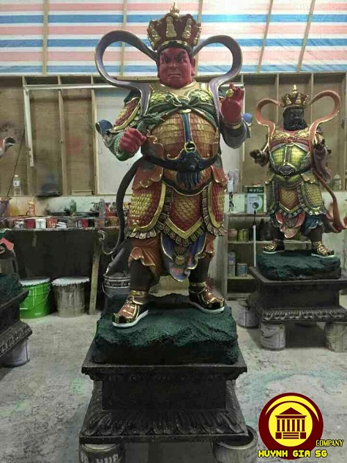 四天王の像