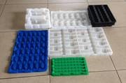 形状されたプラスチックトレイ