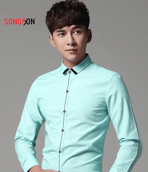 男性のペールブルーシャツ