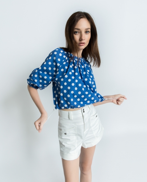 おしゃれな女性のトップス